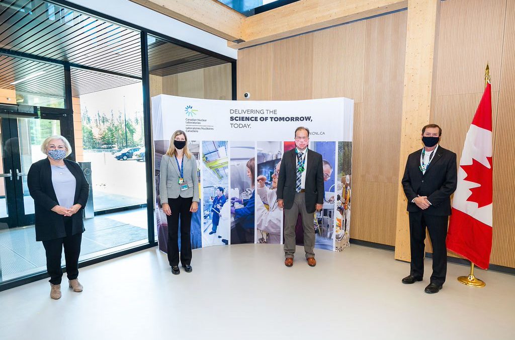 Le Secrétaire parlementaire Paul Lefebvre visite les Laboratoires de Chalk River pour mettre en valeur les nouveaux bâtiments en bois d’ingénierie